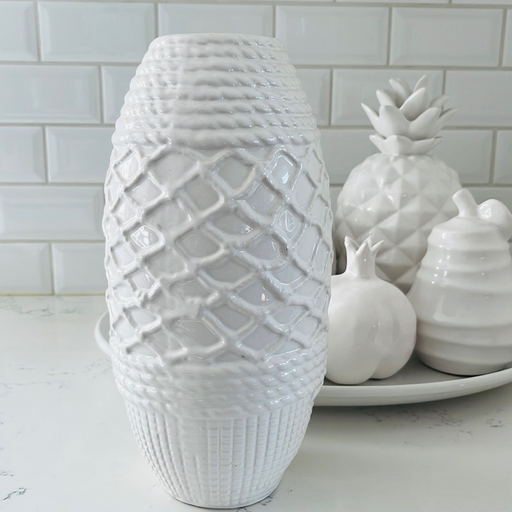Apropos white ceramic decorative vase